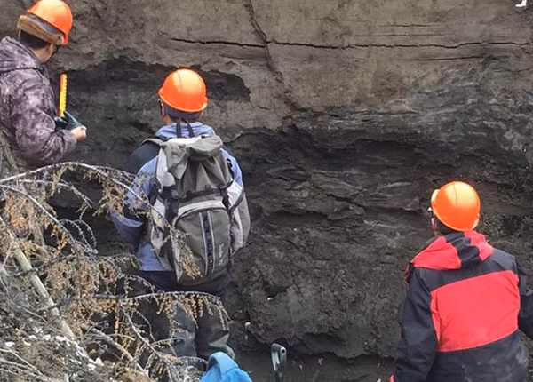 Khí methane tích tụ đã đẩy đất phía trên lên cao dần. Tới thời điểm lượng khí methane đã tích tụ đủ sẽ tạo ra một vụ nổ lớn, thổi bay đất và băng đá bên trên, để lại chiếc hố khổng lồ.