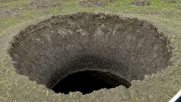 Họ đã phát hiện ra có khoảng trống như những hang động nhỏ ở phần dưới cùng của hố khổng lồ. Điều này xác nhận giả thuyết rằng khí methane tích tụ bên trong các khoang trống dưới lớp băng, từ đó tạo ra những khoảng trồi lên trên mặt đất.