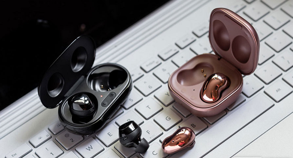 Cùng với Galaxy S21, Buds Pro trở thành công cụ đắc lực cho người dùng khi xem phim, nghe nhạc, cho phép người dùng có không gian yên tĩnh để làm việc giữa môi trường vô cùng ồn ào xung quanh.