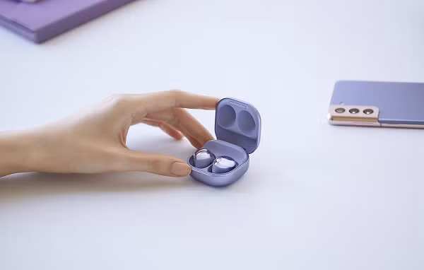 Galaxy Buds Pro có ba phiên bản màu sắc gồm đen, tím đam mê và bạc ngẫu hứng. Thiết bị có khả năng chống ồn bốn cấp độ, loại bỏ hầu hết tiếng ồn từ môi trường, kể cả tiếng gió thổi qua tai nghe, mang đến trải nghiệm nghe nhạc trọn vẹn hơn.