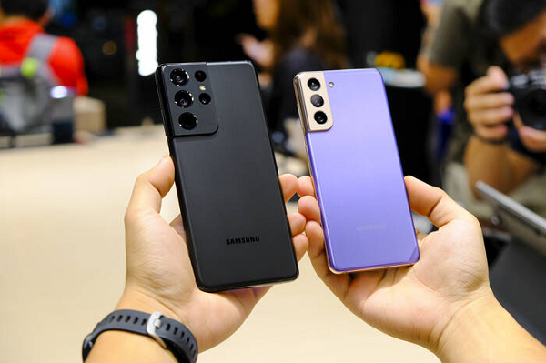 Thiết kế nguyên khối, được hoàn thiện từ kính cường lực Gorilla Glass Victus mới và khung viền kim loại cứng cáp. Màn hình vô cực Infinity-O với viền màn hình siêu mỏng, màu sắc rực rỡ cùng tần số quét màn hình 120Hz ở độ phân giải từ FullHD+ đến 2K.