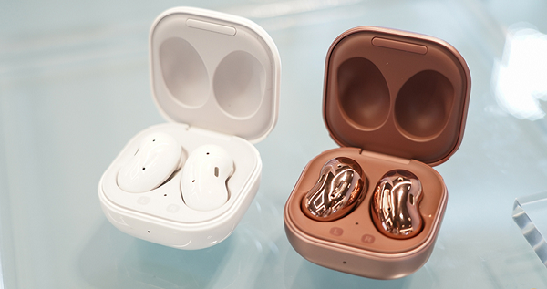 Như thường lệ, dòng Galaxy S21 năm tới cũng sẽ đi kèm với một mẫu tai nghe true wireless mới, có tên gọi là Galaxy Buds Pro. Buds Pro sử dụng công nghệ loa hai chiều được tinh chỉnh bởi AKG với driver lớn, bao gồm một loa trầm 11mm và một loa tweeter 6.5mm, giúp tái tạo, thể hiện mọi nốt nhạc trọn vẹn, từ âm treble cao cho đến âm bass sâu trầm.