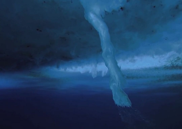 Một khi Brinicle xuất hiện, chỉ cần vài giây thôi là các sinh vật nhỏ bé bị đóng băng ngay lập tức. Khi biển đóng băng ở Bắc Cực và Nam Cực, muối cùng các ion khác bị loại trừ khỏi các tinh thể nước, khiến băng trở nên tinh khiết hơn. Lượng muối này được tích tụ tại các khe nứt trong lớp băng biển dày. Tuy nhiên, dưới những tác động của môi trường, các vết nứt băng biển không thể giữ lượng muối dồi dào bên trong và rò rỉ ra ngoài.