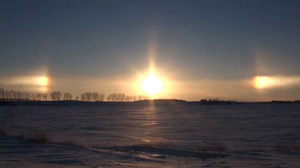 Mặt trời giả được hình thành khi những tinh thể băng hình lục giác trong những đám mây ti ở trên cao và lạnh trong điều kiện thời tiết rất lạnh, bởi những tinh thể băng trôi dạt trong không khí ở cao độ thấp.