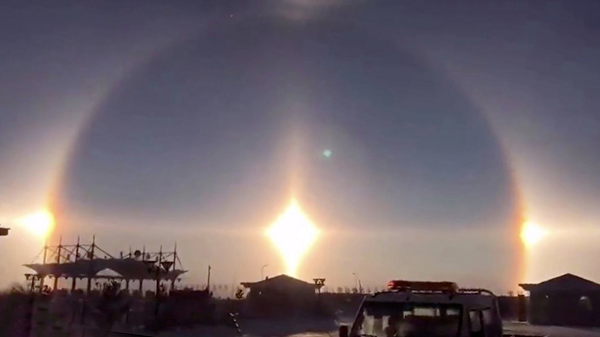 Chúng có thể được nhìn thấy ở bất cứ đâu trên thế giới trong bất cứ mùa nào, nhưng chúng không luôn luôn rõ ràng hoặc sáng. Mặt Trời giả dễ thấy nhất khi mặt trời ở vị trí thấp.