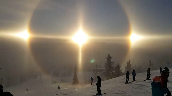 Mặt Trời giả có thể xuất hiện như một đốm màu của ánh sáng ở bên trái hoặc bên phải của mặt trời, vị trí 22° và tại cùng một khoảng cách trên đường chân trời như Mặt Trời, trong quầng sáng băng.