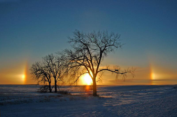 Ngoải hiện tượng Mặt Trời giả còn có hiện tượng Mặt Trăng giả xuất hiện bên cạnh mặt trăng và hình thành do ánh sáng mặt trời đi xuyên qua các tinh thể băng.