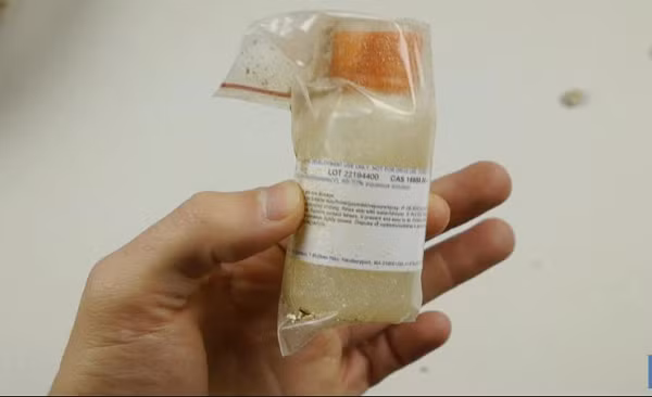 Tạo ra khí độc mạnh. Khi nhiệt độ tăng, axit fluoroantimonic phân hủy và tạo ra khí hydro florua (axit flohydric).