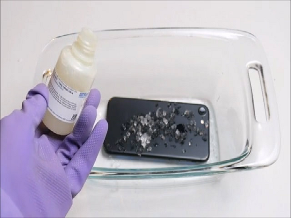 Axit fluoroantimonic được sử dụng trong kỹ thuật hóa và hóa hữu cơ để phát triển các hợp chất hữu cơ không phụ thuộc vào dung môi. Ví dụ, axit fluoroantimonic có thể được dùng để loại bỏ H2 khỏi isobutane và loại bỏ methane từ neopentane.