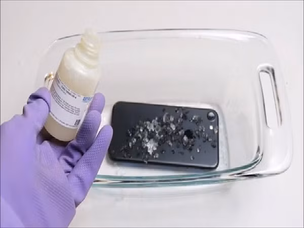 Axit fluoroantimonic được sử dụng trong kỹ thuật hóa và hóa hữu cơ để phát triển các hợp chất hữu cơ không phụ thuộc vào dung môi. Ví dụ, axit fluoroantimonic có thể được dùng để loại bỏ H2 khỏi isobutane và loại bỏ methane từ neopentane.