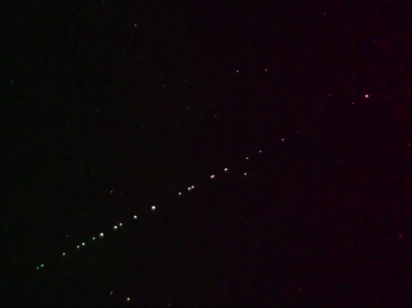 Dàn vệ tinh internet được phóng lên quỹ đạo thấp sẽ sáng chói do phản chiếu ánh Mặt Trời, hơn rất nhiều những vệ tinh bay cao. Chúng tạo vệt sáng trên ảnh, đôi khi còn làm ảnh hưởng tới những dữ liệu khác nữa.