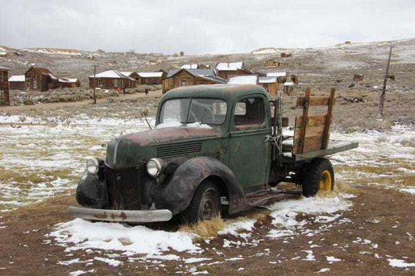 Thậm chí trong các ngôi nhà hoang, bàn ăn tối vẫn còn dang dở, nồi bắc trên bếp, trong trường học, những cuốn vở vẫn đang mở, quả táo ăn dở bị bỏ lại trên bàn.