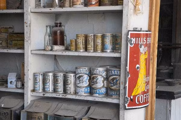 Bodie trở nên nổi tiếng bởi bạo lực và tình trạng tội phạm nhức nhối như giết người, đấu súng, cướp xe ngựa thường xuyên xảy ra, kinh doanh nhà thổ, đánh bạc, buôn thuốc phiện phổ biến.