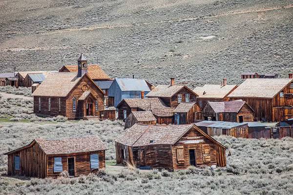 Sự phát triển của Bodie chậm chạp trong 7 năm đầu tiên, chỉ có 20 thợ mỏ sinh sống cho đến khi một quặng vàng quan trọng được phát hiện. Bodie từ một trại khai thác mỏ bị cô lập thành một thành phố bùng nổ ở miền tây hoang dã. Các thợ mỏ, nhiều gia đình, doanh nhân, tay cờ bạc và cả trộm cắp, tay súng, gái mại dâm đổ xô về đây với hy vọng làm giàu.