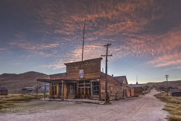 Năm 1879, dân số Bodie lên tới khoảng 10.000 người với 2.000 toà nhà nhiều tiện nghi như các ngân hàng, công ty, nhà máy bia, nhà thờ, đường xe lửa... Từng có thời điểm, chỉ 1 km phố chính có tới 65 quán rượu mở cửa phục vụ khách.