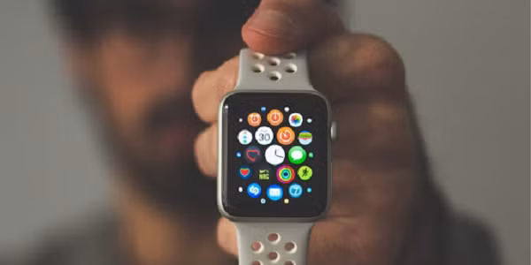 "Apple đã phát hành bản cập nhật watchOS 7.3.1 có thể ngăn chặn vấn đề sạc pin gặp phải trên Apple Watch Series 5 và Watch SE. Hãy nâng cấp đồng hồ của bạn lên bản cập nhật mới để khắc phục lỗi và nâng cấp khả năng bảo mật", Apple viết trên trang web hỗ trợ của hãng.