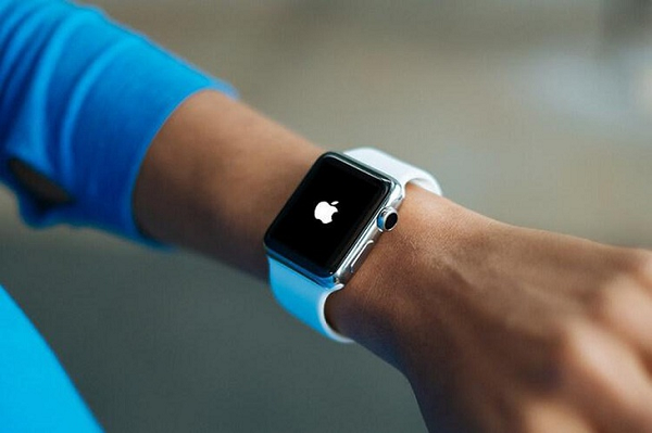 Để kiểm tra xem Apple Watch của bạn có bị ảnh hưởng hay không, hãy đặt đồng hồ vào đế sạc mà bạn hay sử dụng, sau đó đợi ít nhất 30 phút.