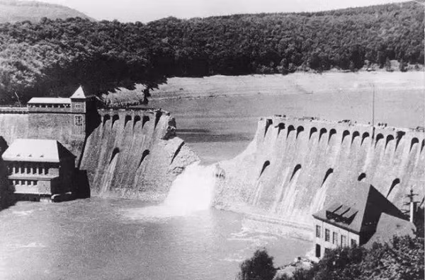 Mặc dù chưa có báo cáo chính thức về số người chết, nhưng theo nhiều nguồn tin khẳng định con số này ước tính có thể lên tới 25.000 người. Sự kiện đáng sợ này thường biết đến với tên gọi thảm họa Morbi và được ghi vào sách kỷ lục Guiness như là một trong những thảm họa kinh hoàng nhất từng xảy ra trên thế giới.