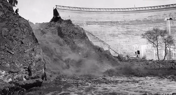 Đập Malpasset được xây dựng trên sông Reyran, cách thị trấn Fréjus (thuộc miền nam nước Pháp) khoảng 7km về phía bắc, với mục đích là để phục vụ tưới tiêu và cung cấp nước.