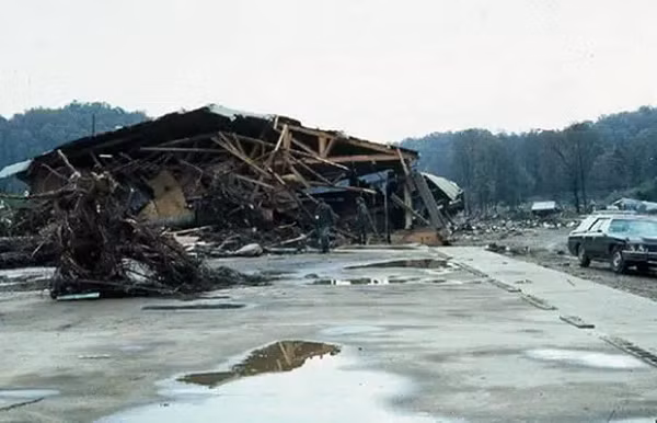  Đập Kelly Barnes được đắp bằng đất ở bang Georgia, Mỹ. Sau 1 trận mưa rất lớn kéo dài từ trưa đến đêm 5/11 sáng sớm ngày 6/11/1977, vào lúc 1h30, con đập đã vượt qua giới hạn chịu đựng và ồ ạt tuôn nước về phía hạ lưu. Ít nhất 39 người thiệt mạng, 18 ngôi nhà bị cuốn trôi cùng với nhiều cây cầu ở vùng hạ lưu bị tấn công.