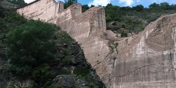 Tuy nhiên, vào khoảng 21h13' ngày 2/12/1959, thảm họa vỡ đập Malpasset đã bất ngờ xảy ra, tràn xuống lượng nước khổng lồ tạo dòng thác lũ dữ dội, khiến khoảng 423 người tử vong, nhấn chìm hàng nghìn ngôi nhà và thiệt hại về của được đánh giá vào khoảng 68 triệu USD. Nguyên nhân dẫn tới thảm họa vỡ đập Malpasset được cho là xuất phát từ vấn đề khảo sát địa chất bị lỗi, thi công không đảm bảo,...