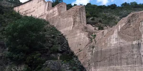 Tuy nhiên, vào khoảng 21h13' ngày 2/12/1959, thảm họa vỡ đập Malpasset đã bất ngờ xảy ra, tràn xuống lượng nước khổng lồ tạo dòng thác lũ dữ dội, khiến khoảng 423 người tử vong, nhấn chìm hàng nghìn ngôi nhà và thiệt hại về của được đánh giá vào khoảng 68 triệu USD. Nguyên nhân dẫn tới thảm họa vỡ đập Malpasset được cho là xuất phát từ vấn đề khảo sát địa chất bị lỗi, thi công không đảm bảo,...