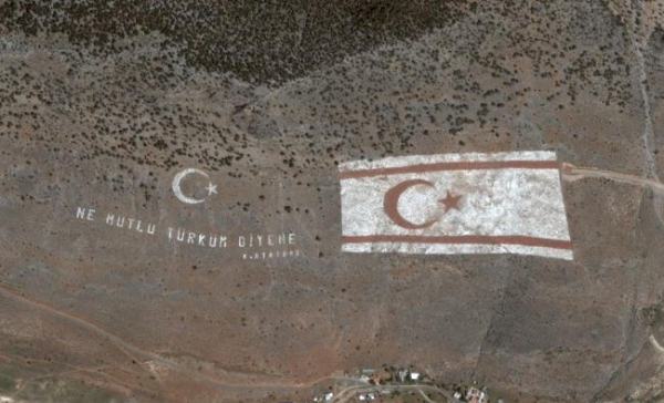 Lá cờ khổng lồ của Cộng hòa Thổ Nhĩ Kỳ được tìm thấy trên sườn dốc của dãy núi Kyrenia, Cộng hòa Síp (Cyprus).