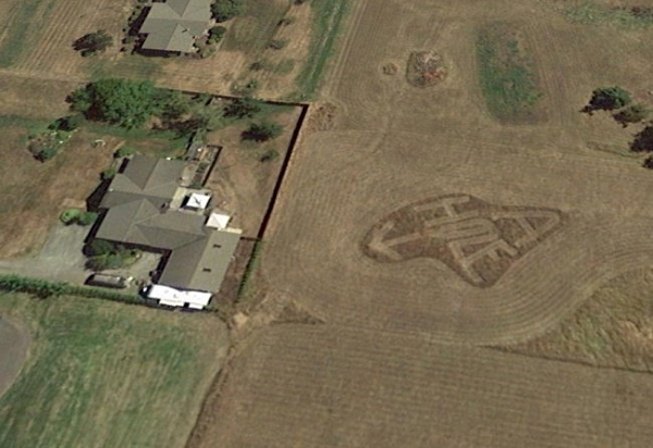 Cuộc cãi vã giữa hai người hàng xóm bắt đầu vào năm 2009, một trong hai đã đưa ra chiêu trò lạ để trả thù đối phương: ông đã cắt thành chữ "AHOLE" trên một cánh đồng với mũi tên hướng vào nhà của người hàng xóm với hàm ý chửi khéo.