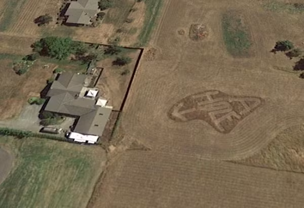 Cuộc cãi vã giữa hai người hàng xóm bắt đầu vào năm 2009, một trong hai đã đưa ra chiêu trò lạ để trả thù đối phương: ông đã cắt thành chữ "AHOLE" trên một cánh đồng với mũi tên hướng vào nhà của người hàng xóm với hàm ý chửi khéo.