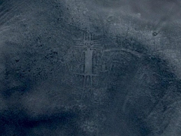 Hình ảnh chú mèo "ngoài hành tinh" này được cho là có niên đại lên đến 9.000 năm. Nó tọa lạc ở một trong những nơi hanh khô nhất trên thế giới - sa mạc Atacama.