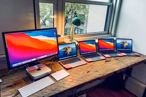 Những ngày cuối năm 2020, thông tin Foxconn - nhà cung cấp của Apple - đang chuyển một phần dây chuyền sản xuất máy tính bảng (Ipad) và máy tính xách tay (MacBook) đến Việt Nam theo yêu cầu của Apple được đưa ra khiến nhiều người háo hức.