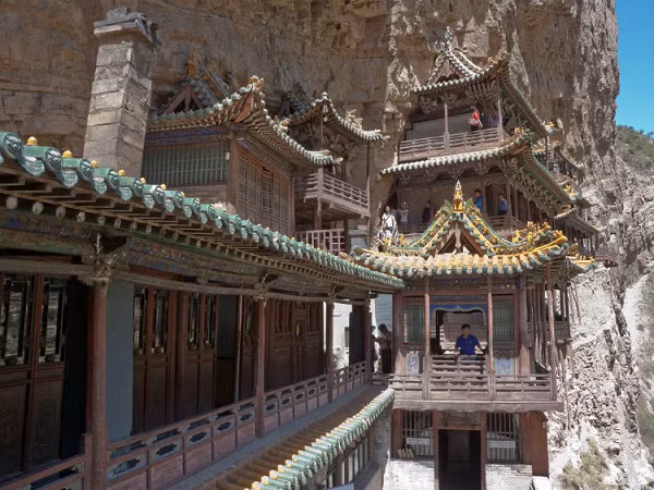 Các ngôi chùa được xây dựng vào năm 491 sau Công nguyên và vẫn ở nguyên vị trí cũ cho đến ngày nay. Ngôi chùa nằm cách mặt đất khoảng 30 mét tạo nên trải nghiệm tuyệt vời khi nhìn xuống bên dưới.
