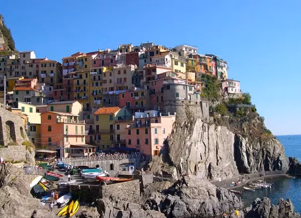 Bờ biển Cinque Terre ở Italia là một trong những điểm đến đẹp như tranh vẽ. Vùng biển cũng là quê hương của Vernazza, một thị trấn nhỏ tọa lạc sống trên mảnh đất nhô ra biển. Ngôi làng này rất nhỏ, là nơi sinh sống của hầu hết ngư dân địa phương và gia đình, ô tô bị cấm đi lại trong khu vực.