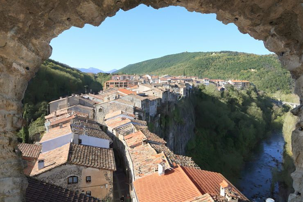 Đây là một ngôi làng thời trung cổ đẹp như tranh vẽ được xây dựng trên một cột đá núi lửa ở đông bắc Tây Ban Nha.