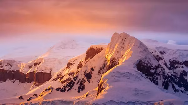 Được biết, loại khoáng chất này được tìm thấy rất nhiều trên Sao Hỏa, vào năm 2004, khi tàu thăm dò của NASA tình cờ đi qua lớp hạt mịn màng của thứ khoáng chất lạ lùng này.