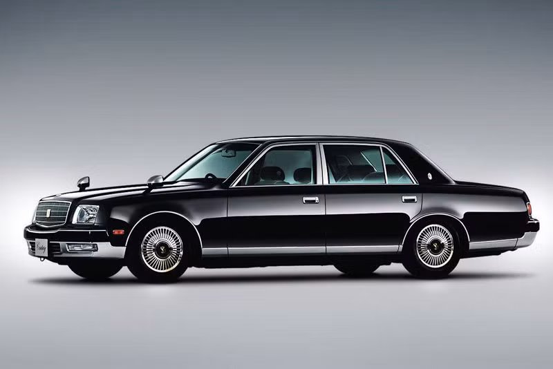 Dưới nắp ca-pô là cỗ máy 5.0 V12, công suất 310 mã lực. Thế hệ thứ 2 từng sử dụng hộp số 4 cấp kể từ năm 1997 và chuyển sang hộp số 6 cấp tự động từ 2005. Xe sử dụng hệ thống treo khí nén.