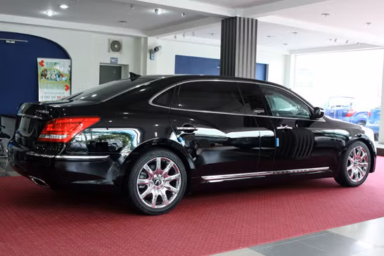 Tiếp theo là cái tên đến từ hãng xe Hàn Quốc Hyundai là chiếc Equus Limousine với giá bán 113.000 USD (2,560 tỷ đồng).
