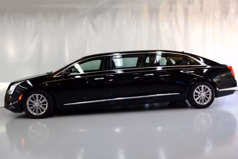 Xếp hạng thứ 9 là mẫu Cadillac XTS Limousine với giá bán 48.635 USD (1,102 tỷ đồng).