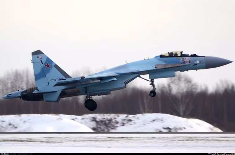 Phiên bản Trung Quốc được cho là tích hợp radar mạng pha bị động Irbis-E có tầm trinh sát cực đại đến 400km, có thể theo dõi liên tục 30 mục tiêu cùng lúc.... Tuy vậy, phiên bản Trung Quốc so với mẫu Nga có thể cắt giảm đi đôi chút tính năng radar. Nguồn ảnh: Sin