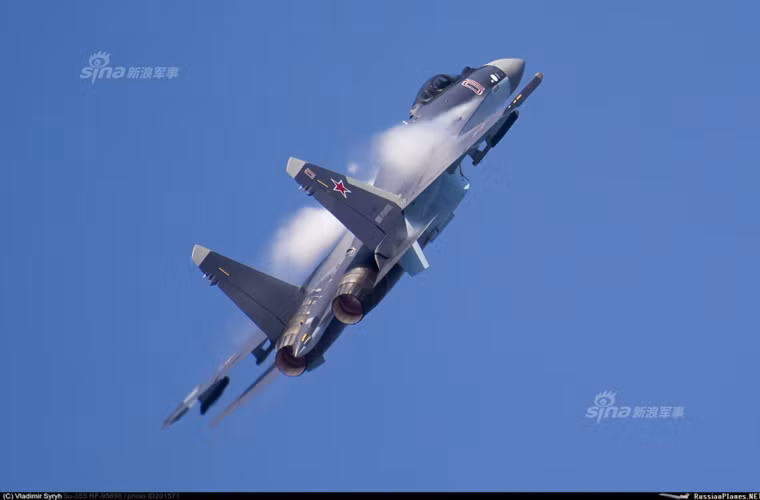 Đặc biệt, Su-35 Trung Quốc sẽ nhận trang bị động cơ turbofan 117S (AL-41F1S) có kiểm soát véc tơ lực đẩy đa chiều, có dự trữ giờ bay lớn (4.000 giờ, trong khi AL-31F trên Su-30 chỉ là 1.500 giờ). Nguồn ảnh: Sina