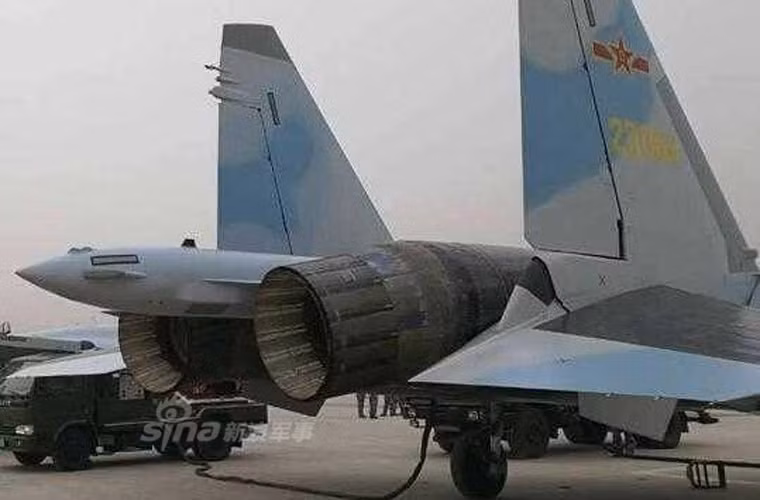 Một hình ảnh hiếm hoi khác chụp trộm đuôi tiêm kích Su-35 sơn phù hiệu Không quân Trung Quốc. Nguồn ảnh: Sina