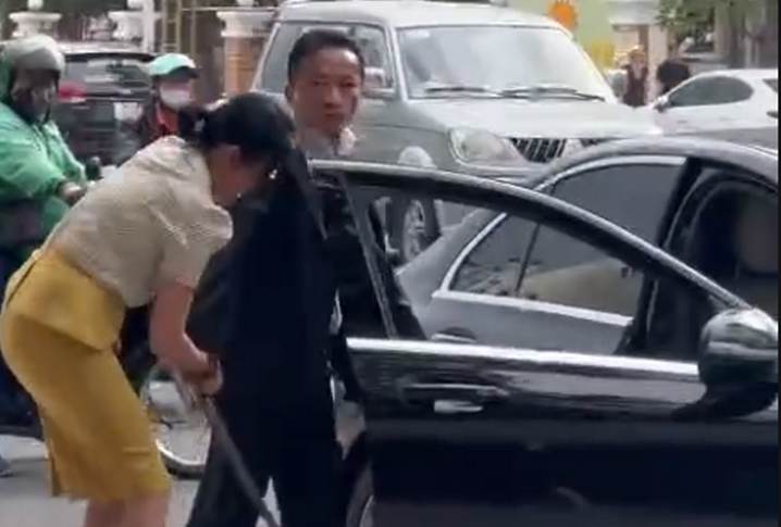 Tài xế Mercedes rút kiếm dọa công nhân môi trường: Dấu hiệu gây rối! Tai xe Mercedes rut kiem doa cong nhan moi truong: Dau hieu gay roi!