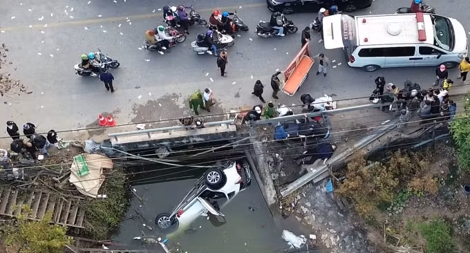 Nam Định: Ô tô lao sông mùng 2 Tết khiến 7 người tử vong Nam Dinh: O to lao song mung 2 Tet khien 7 nguoi tu vong