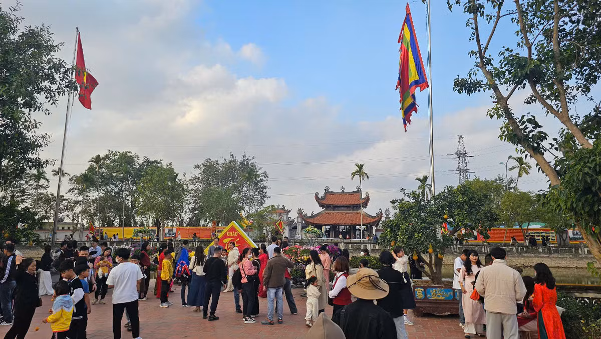 Du khách vãn cảnh khuôn viên đền Bia.