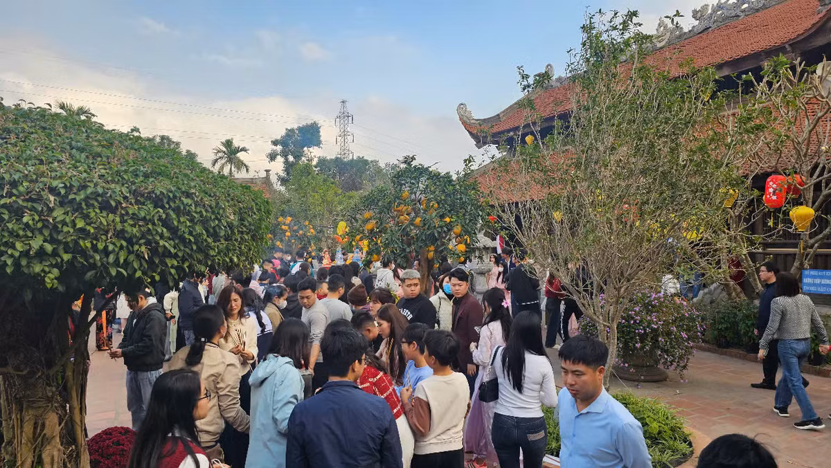 Thường xuyên phải chứng kiến những trận dịch lớn cướp đi mạng sống của người dân nghèo, với mong muốn chuyển họa vi phúc, khởi tử hoàn sinh, cứu lấy trăm dân muôn họ, ông đã nghiên cứu cỏ cây, hoa lá cùng với các dược liệu và chủ động trồng thuốc, tiếp tục thu thập những phương thuốc quý trong dân gian, lập y xá ngay tại các chùa để chữa bệnh bằng những bài thuốc, phương pháp đơn giản mà công hiệu, dập tắt những trận dịch lớn. (Ảnh: Đông đảo du khách đến lễ tại đền Bia chiều mùng 3 tết Ất Tỵ) 