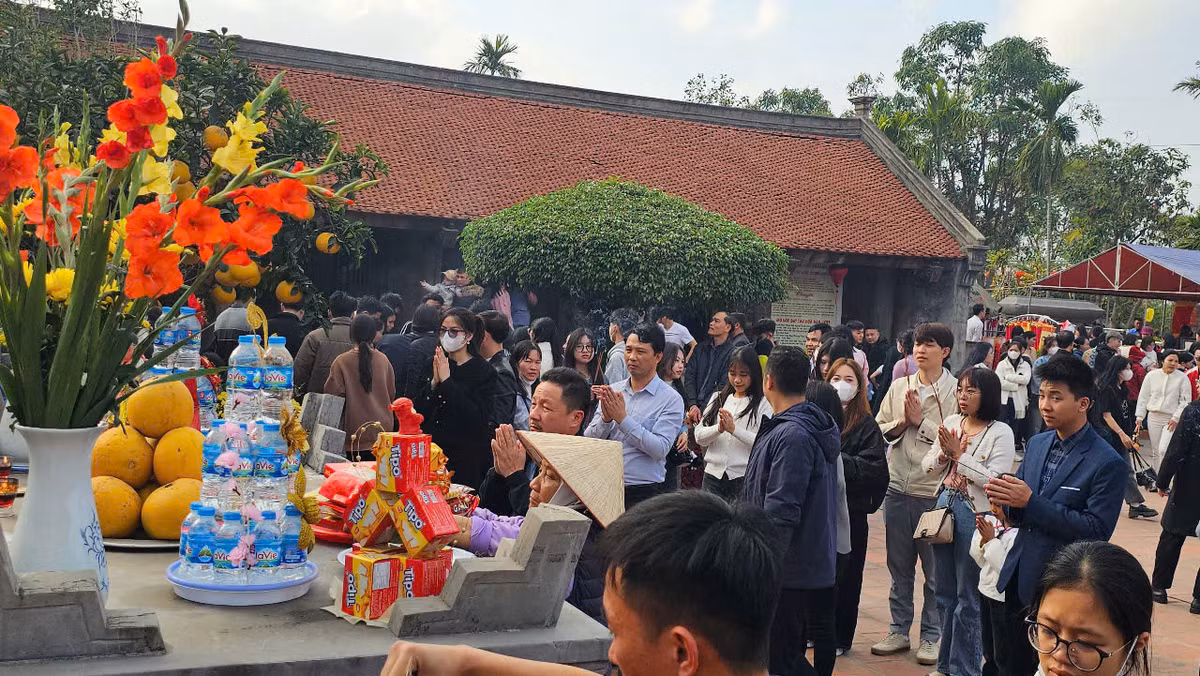 Đại danh y Tuệ Tĩnh tên thật là Nguyễn Bá Tĩnh, sinh năm 1330 tại làng Nghĩa Phú, tổng Văn Thai, phủ Thượng Hồng (nay là thôn Nghĩa Phú, xã Cẩm Vũ, huyện Cẩm Giàng, Hải Dương). Ông mồ côi cha mẹ từ lúc 6 tuổi, được sư trụ trì chùa Nghiêm Quang đón về nuôi dạy. Năm 22 tuổi, ông thi đỗ Hoàng Giáp nhưng không ra làm quan mà ở lại chùa đi tu, lấy pháp hiệu Tuệ Tĩnh. (Ảnh: Du khách dâng hương tại đền Bía)