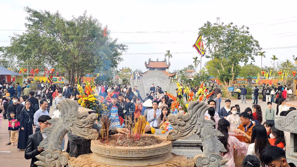 Những ngày đầu xuân Ất Tỵ 2025, nhiều du khách đã đổ về di tích quốc gia đặc biệt đền Bia (thôn Văn Thai, xã Cẩm Văn, huyện Cẩm Giàng, tỉnh Hải Dương) để đi lễ, xin chữ, xin thuốc dịp Tết để mong cầu sức khỏe, may mắn, bình an cho bản thân và gia đình trong năm mới. 