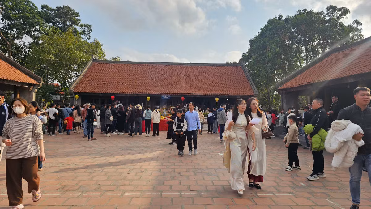 Du khách vãn cảnh đền.