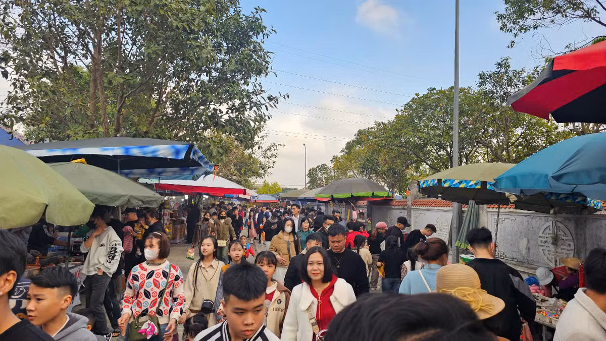 Đường vào đền Bia dù chiều muộn vẫn tấp nập du khách.