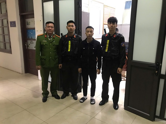 Kẻ bị truy nã ở Hải Phòng bị bắt trên phố ở Hải Dương - Hình 2 Ke bi truy na o Hai Phong bi bat tren pho o Hai Duong-Hinh-2